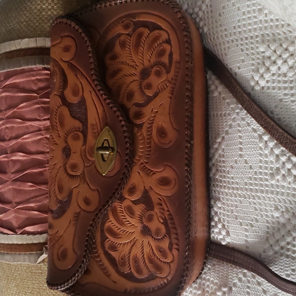 VINTAGE HANDTOOLED LEATHER SHOLDER BAG